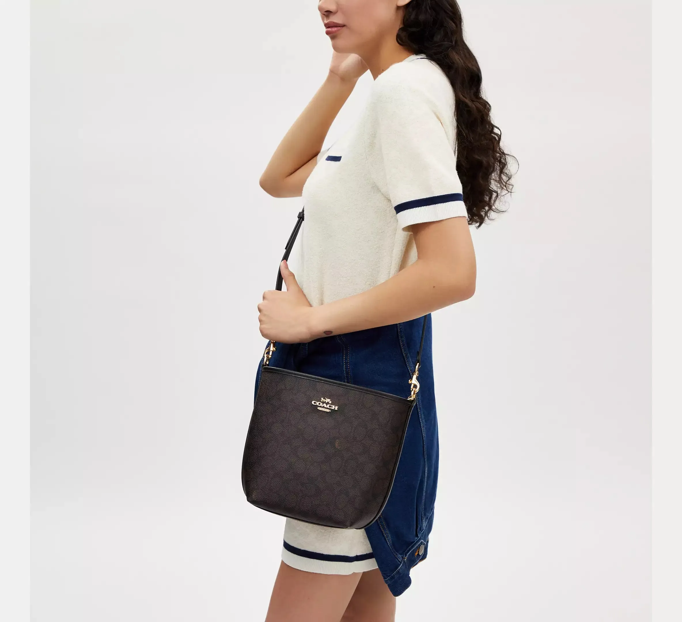 City Bucket Bag In Signature Canvas