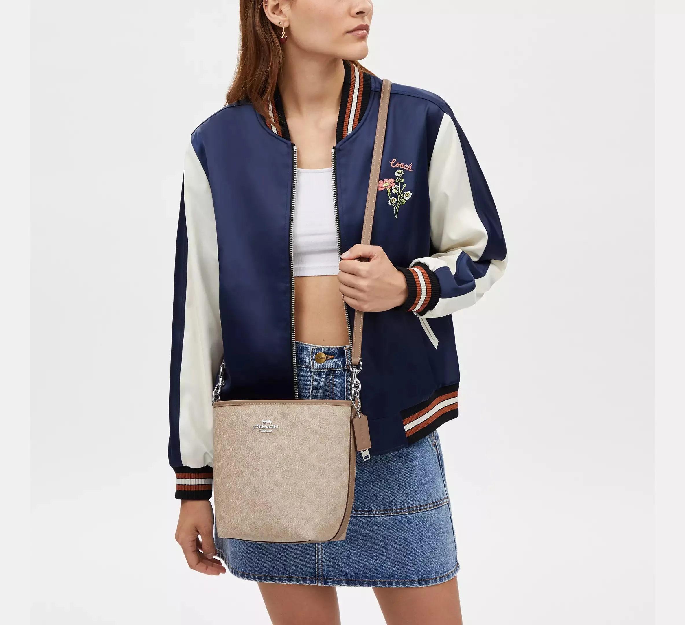 City Bucket Bag In Signature Canvas