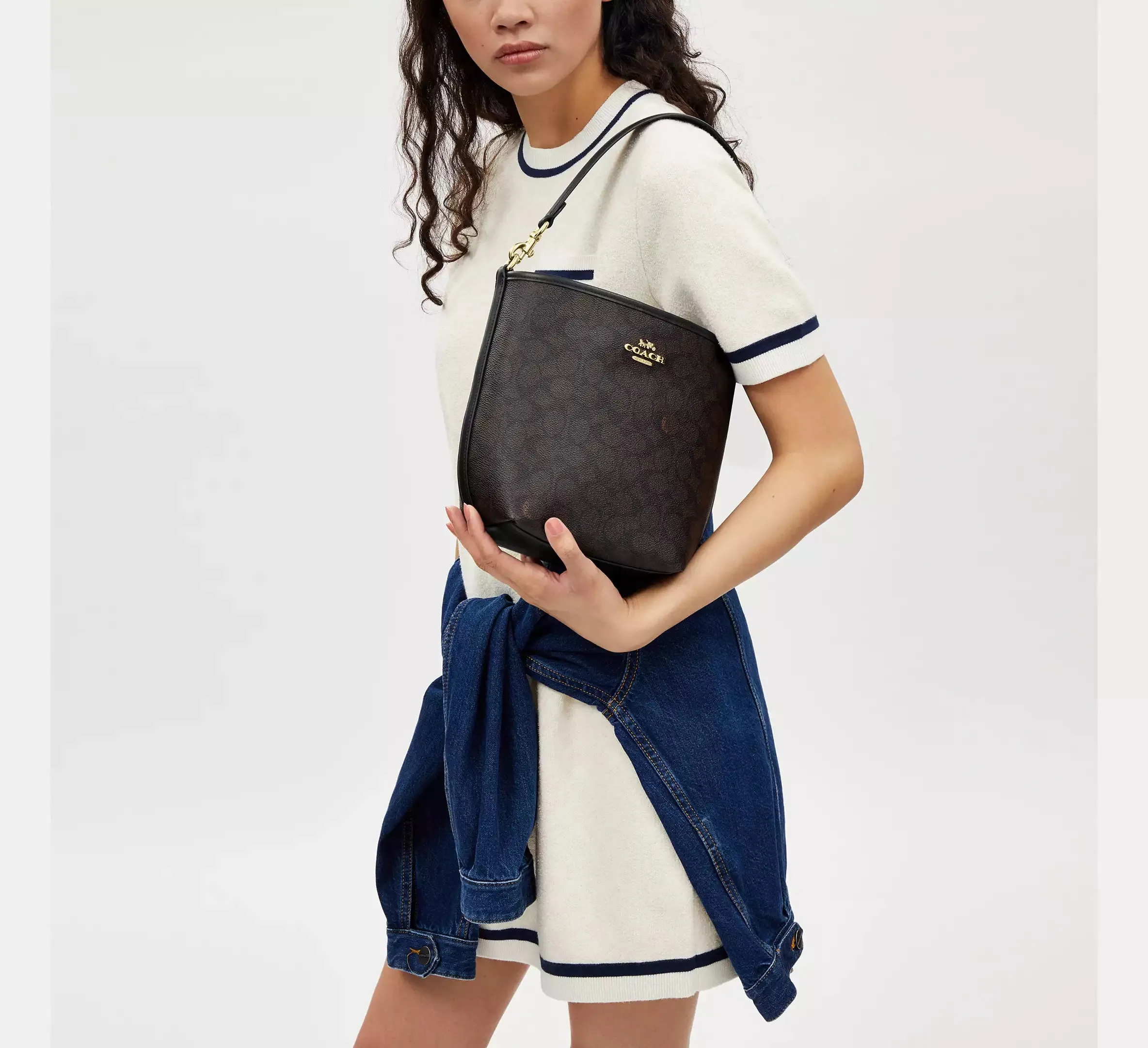 City Bucket Bag In Signature Canvas