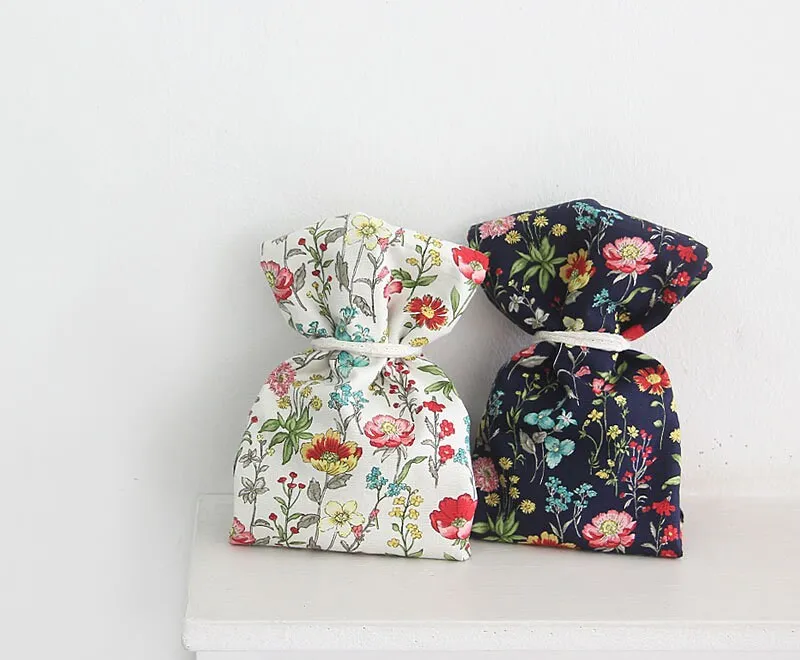 Flower Garden Oxford Cotton Fabric - Ivory or Navy - Home Decor Fabric By the Yard / 39379