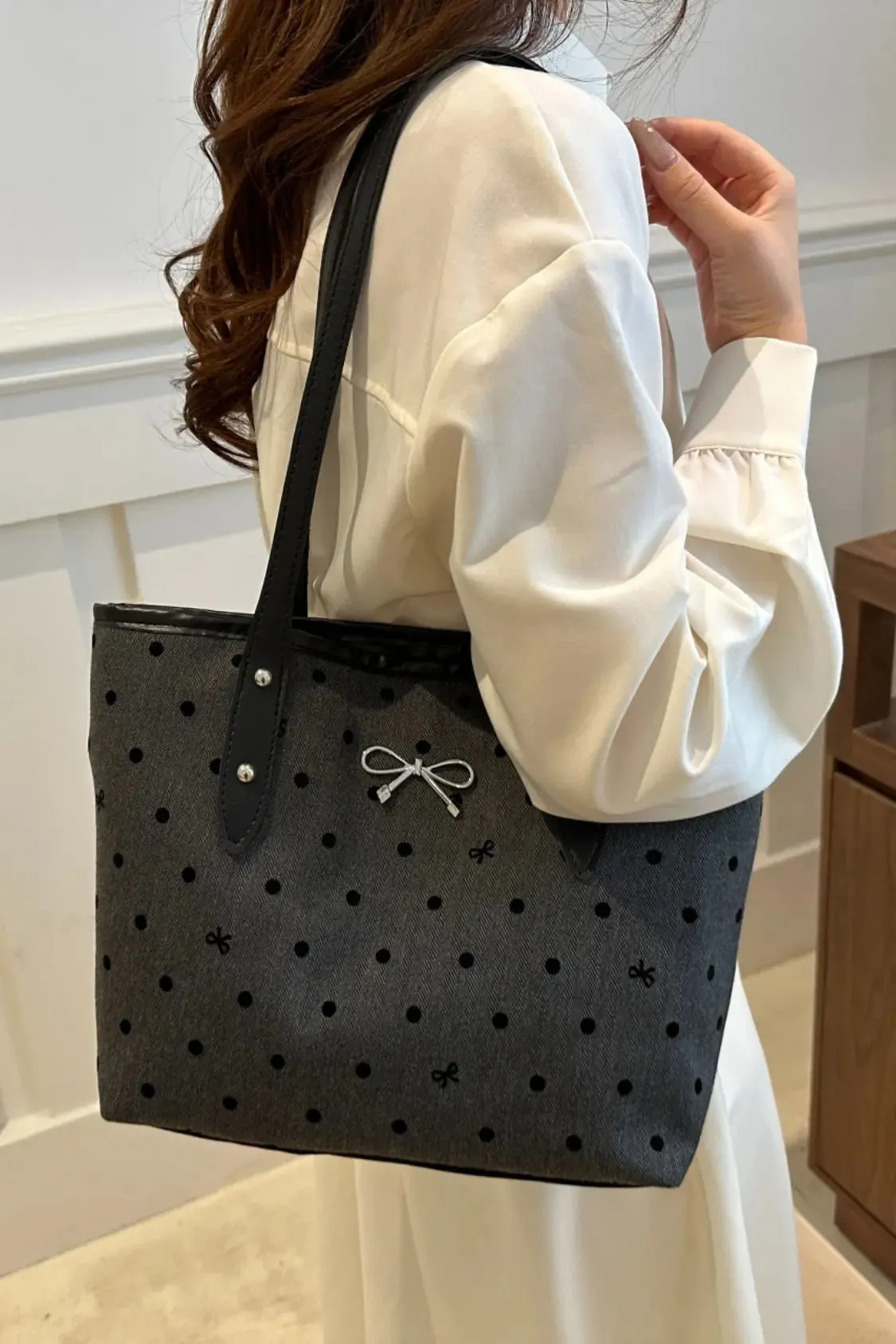 'Oaklee' Bowknot Polyester Tote Bag