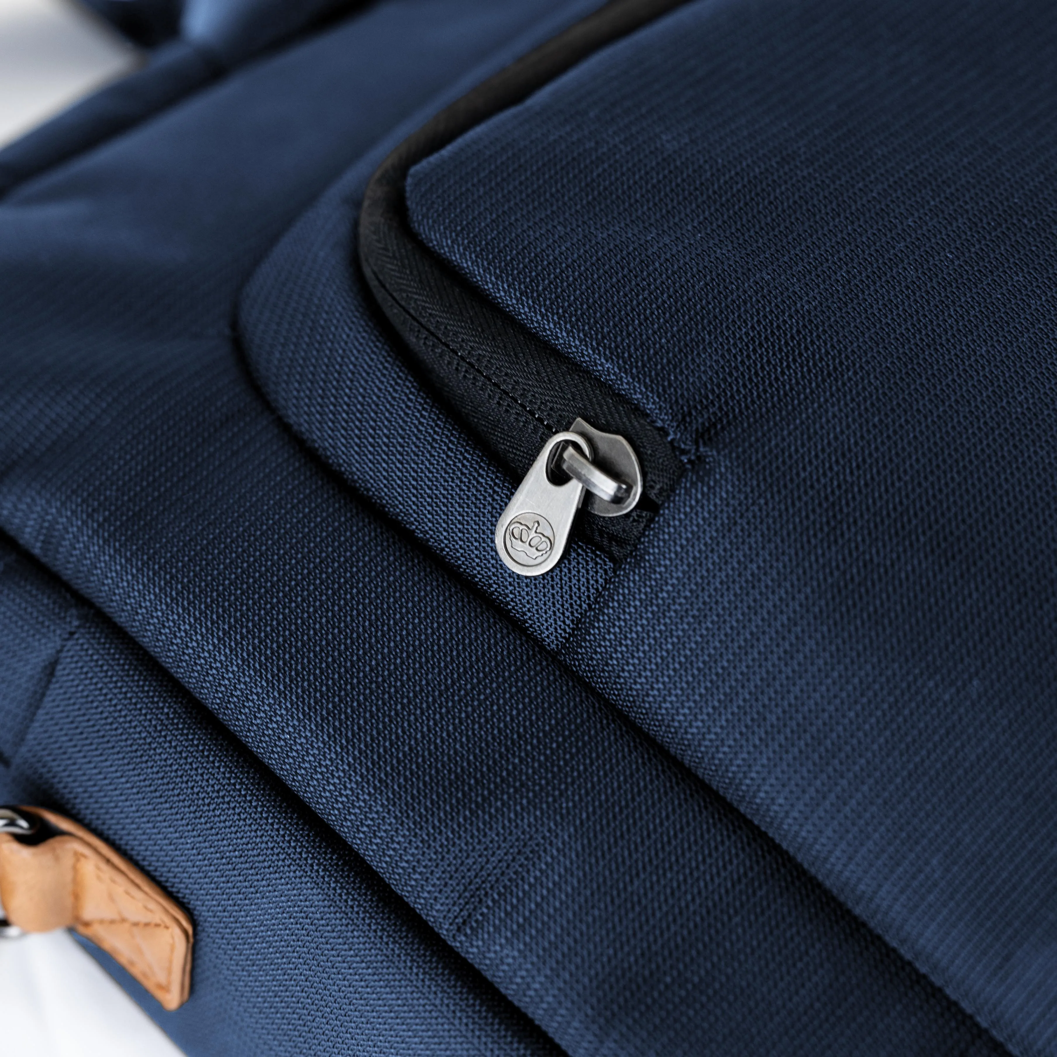 PKG Jarvis 14L District Messenger bag