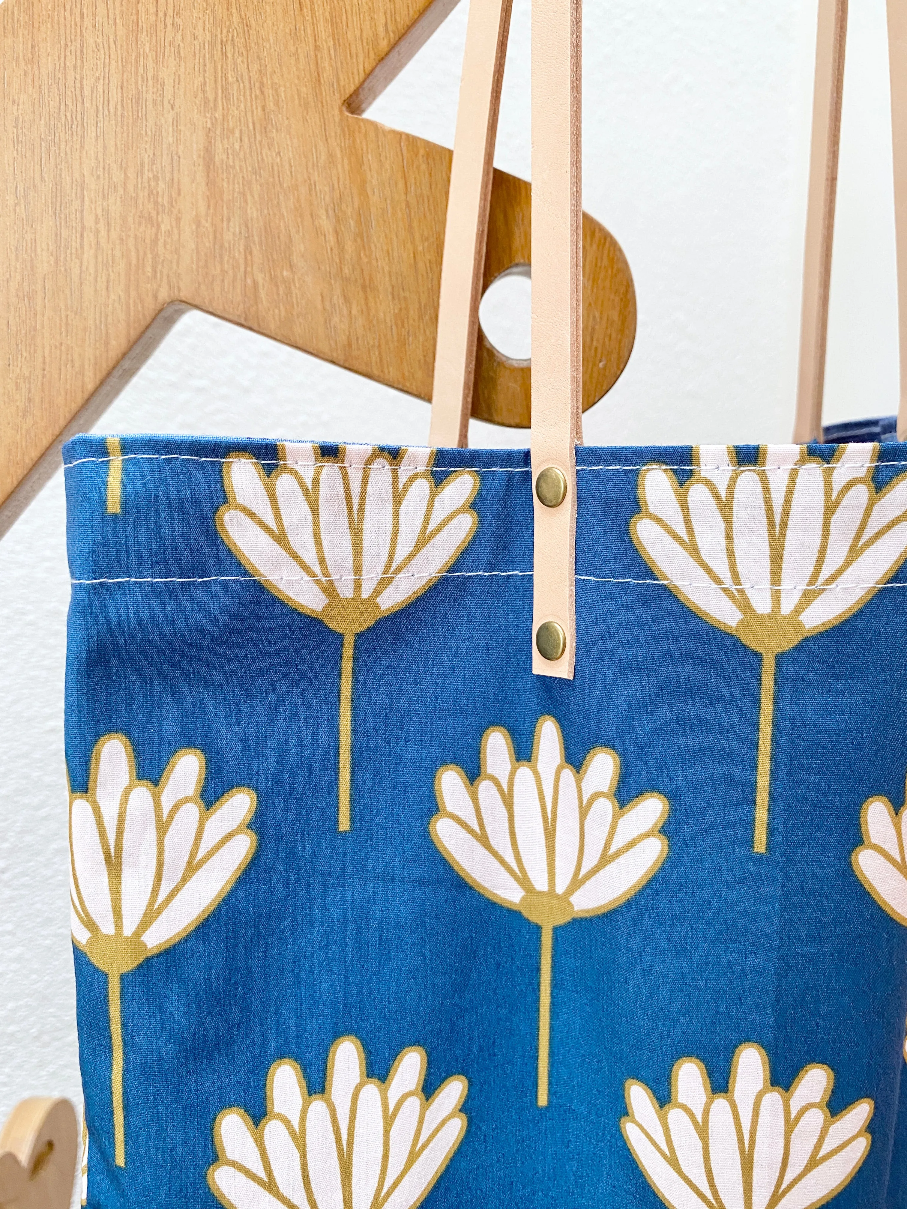 Reversible tote bag