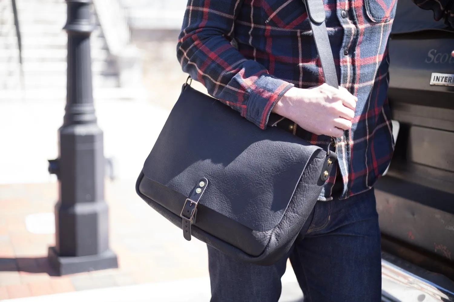 STEPHEN LEATHER MESSENGER BAG - SMALL - BLACK