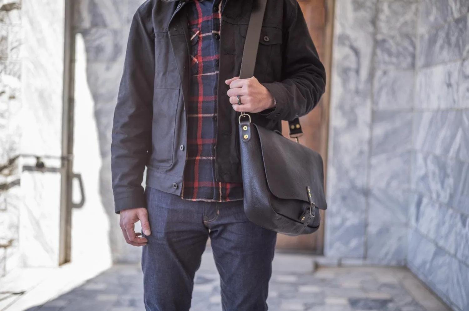 STEPHEN LEATHER MESSENGER BAG - SMALL - BLACK