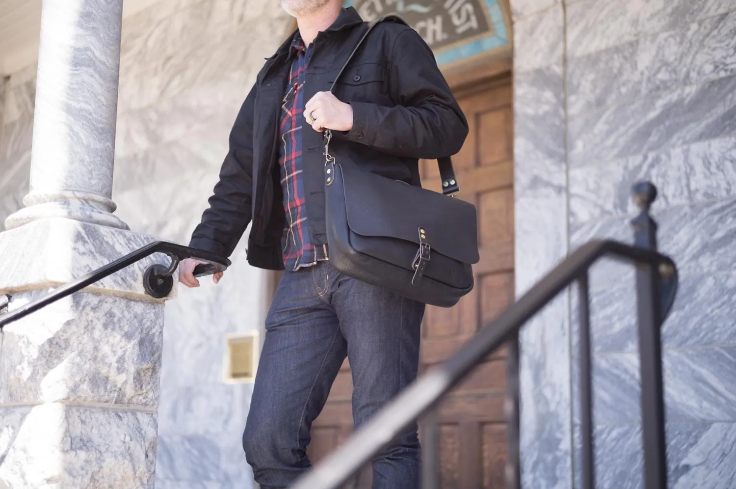 STEPHEN LEATHER MESSENGER BAG - SMALL - BLACK