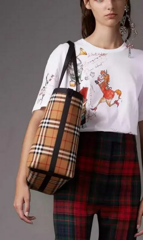 The Medium Giant Reversible Tote in Vintage Check