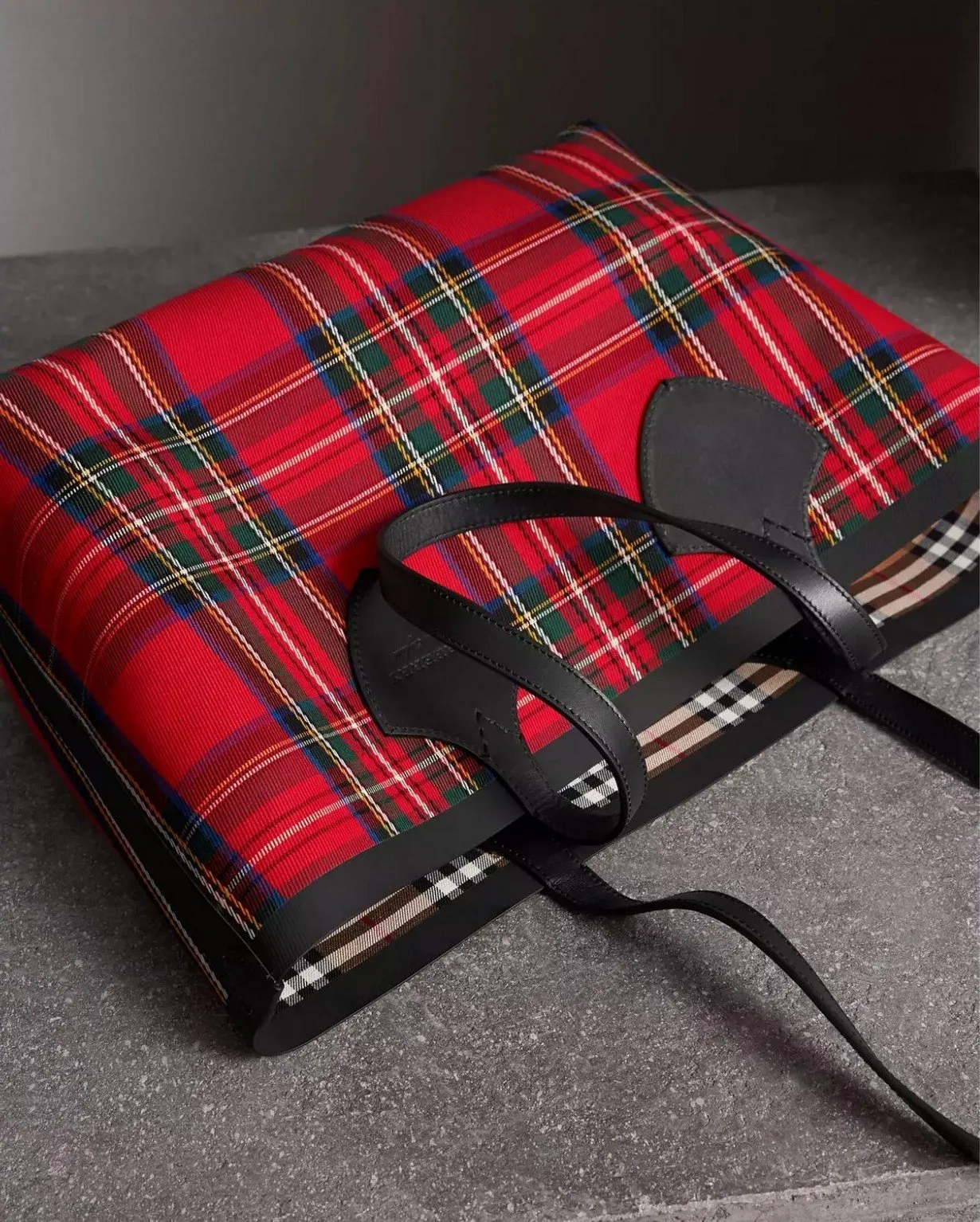 The Medium Giant Reversible Tote in Vintage Check